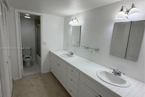 Townhouse in Lauderdale-by-the-Sea, Florida 2 bedrooms, 139.35 sq.m. № 2005558 - photo 18