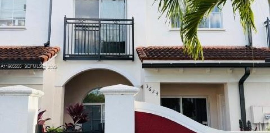 Adosado en Lauderdale Lakes, Florida 2 dormitorios, 113.99 m2 № 2044774