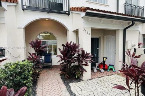 Adosado en venta en Lauderdale Lakes, Florida, 2 dormitorios, 113.99 m2 № 2044774 - foto 3