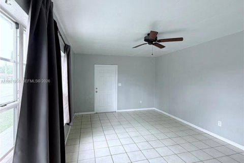 House in Fort Lauderdale, Florida 2 bedrooms, 146.88 sq.m. № 2043149 - photo 6