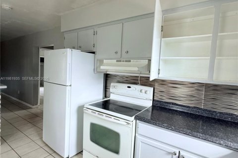 House in Fort Lauderdale, Florida 2 bedrooms, 146.88 sq.m. № 2043149 - photo 2