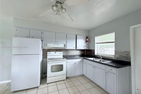 House in Fort Lauderdale, Florida 2 bedrooms, 146.88 sq.m. № 2043149