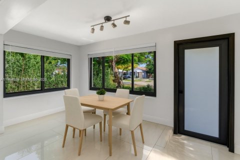 House in Hollywood, Florida 3 bedrooms, 116.69 sq.m. № 2030989 - photo 8