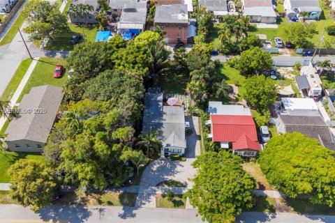 House in Hollywood, Florida 3 bedrooms, 116.69 sq.m. № 2030989 - photo 29