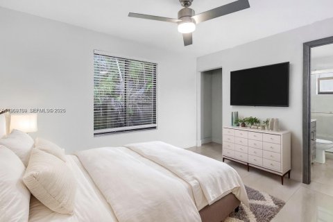 House in Hollywood, Florida 3 bedrooms, 116.69 sq.m. № 2030989 - photo 12