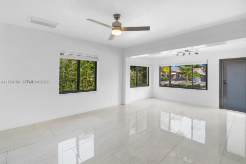 House in Hollywood, Florida 3 bedrooms, 116.69 sq.m. № 2030989 - photo 10