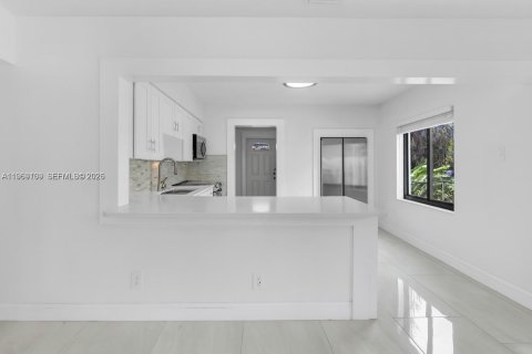 House in Hollywood, Florida 3 bedrooms, 116.69 sq.m. № 2030989 - photo 7