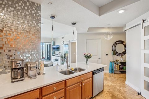 Condo in Tampa, Florida, 2 bedrooms  № 1323535 - photo 13
