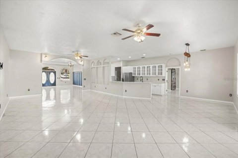 House in Clermont, Florida 4 bedrooms, 280.19 sq.m. № 2219028 - photo 7