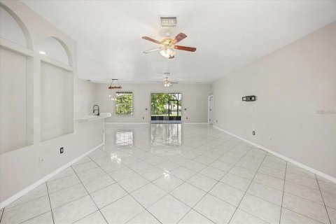 House in Clermont, Florida 4 bedrooms, 280.19 sq.m. № 2219028 - photo 6