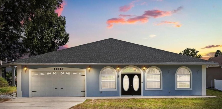 House in Clermont, Florida 4 bedrooms, 280.19 sq.m. № 2219028