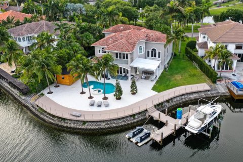 House in Hollywood, Florida 6 bedrooms, 452.25 sq.m. № 1768878 - photo 1