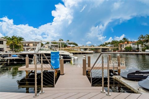 House in Hollywood, Florida 6 bedrooms, 452.25 sq.m. № 1768878 - photo 12