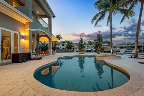 House in Hollywood, Florida 6 bedrooms, 452.25 sq.m. № 1768878 - photo 18