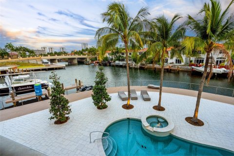 House in Hollywood, Florida 6 bedrooms, 452.25 sq.m. № 1768878 - photo 7