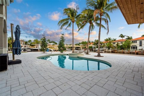 House in Hollywood, Florida 6 bedrooms, 452.25 sq.m. № 1768878 - photo 6