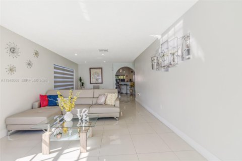 Casa en venta en Miami, Florida, 4 dormitorios, 174.19 m2 № 2001849 - foto 6