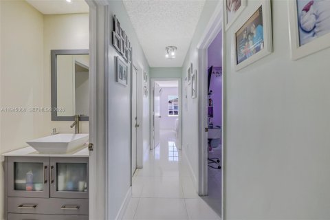 Casa en venta en Miami, Florida, 4 dormitorios, 174.19 m2 № 2001849 - foto 21