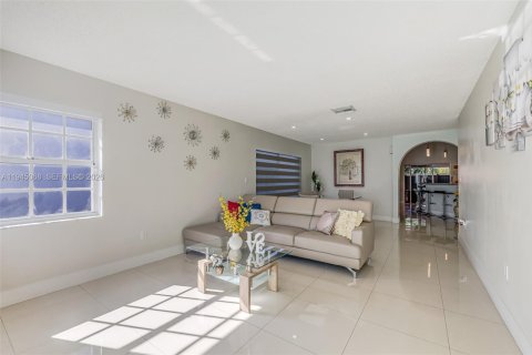 Casa en venta en Miami, Florida, 4 dormitorios, 174.19 m2 № 2001849 - foto 7