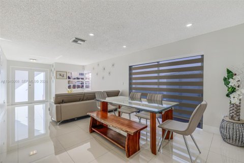 Casa en venta en Miami, Florida, 4 dormitorios, 174.19 m2 № 2001849 - foto 9