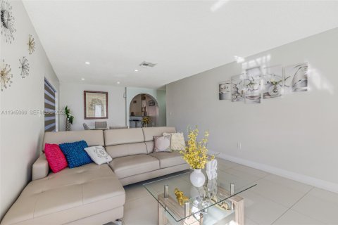Casa en venta en Miami, Florida, 4 dormitorios, 174.19 m2 № 2001849 - foto 8
