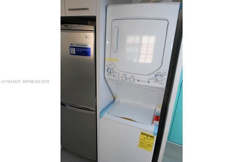 Снять в аренду квартиру в Майами-Бич, Флорида 1 спальня, 405.15м2, № 2001076 - фото 4