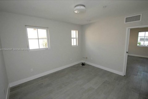 Снять в аренду квартиру в Майами-Бич, Флорида 1 спальня, 405.15м2, № 2001076 - фото 8