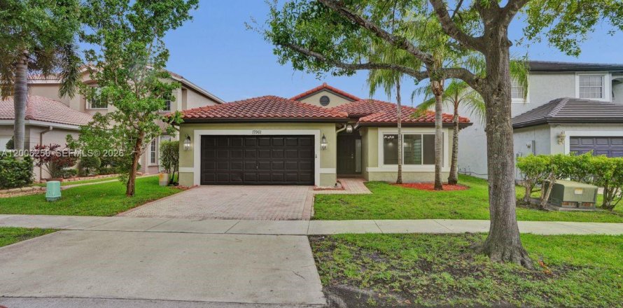 Casa en Miramar, Florida 3 dormitorios, 160.81 m2 № 2077892