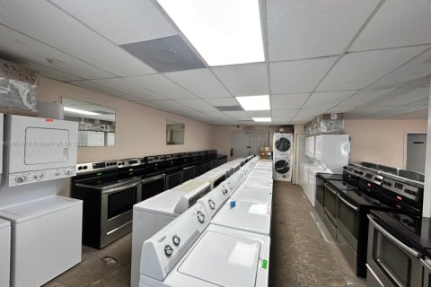 Commercial property in Hialeah, Florida № 1981067 - photo 3