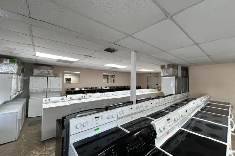 Commercial property in Hialeah, Florida № 1981067 - photo 2