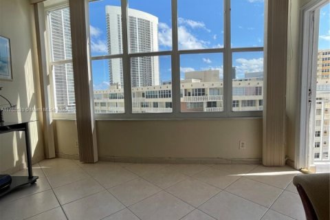Condominio en venta en Hallandale Beach, Florida, 1 dormitorio, 60.01 m2 № 2034360 - foto 11