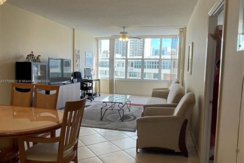 Condominio en venta en Hallandale Beach, Florida, 1 dormitorio, 60.01 m2 № 2034360 - foto 12
