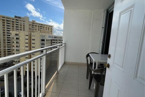 Condominio en venta en Hallandale Beach, Florida, 1 dormitorio, 60.01 m2 № 2034360 - foto 15