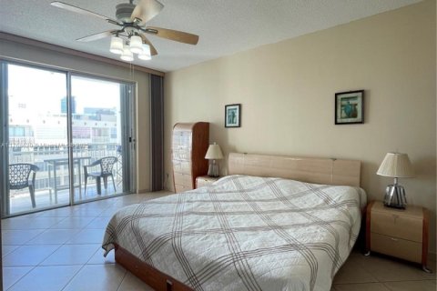 Condominio en venta en Hallandale Beach, Florida, 1 dormitorio, 60.01 m2 № 2034360 - foto 19
