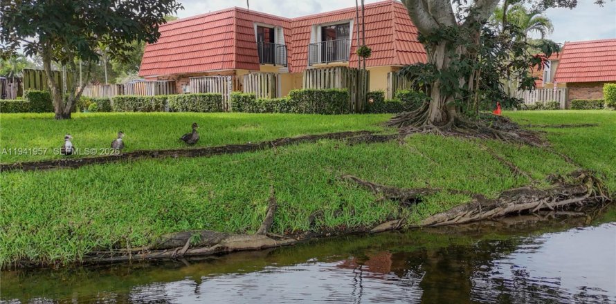 Townhouse in Plantation, Florida 2 bedrooms, 127.46 sq.m. № 1998773