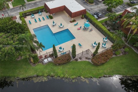 Townhouse in Plantation, Florida 2 bedrooms, 127.46 sq.m. № 1998773 - photo 7