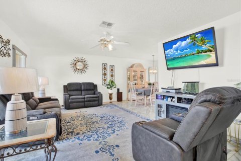 House in Spring Hill, Florida 3 bedrooms, 180.04 sq.m. № 1608959 - photo 3