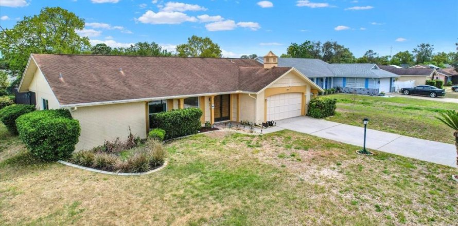 House in Spring Hill, Florida 3 bedrooms, 180.04 sq.m. № 1608959