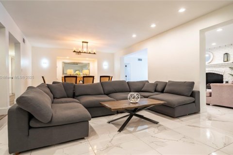 Casa en venta en Hollywood, Florida, 8 dormitorios, 473.52 m2 № 1968617 - foto 6