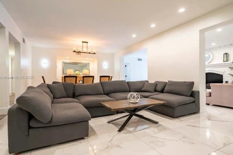 Casa en venta en Hollywood, Florida, 8 dormitorios, 473.52 m2 № 1968617 - foto 17