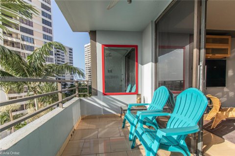 Copropriété à louer à Hallandale Beach, Floride: 2 chambres, 130.06 m2 № 1967477 - photo 2