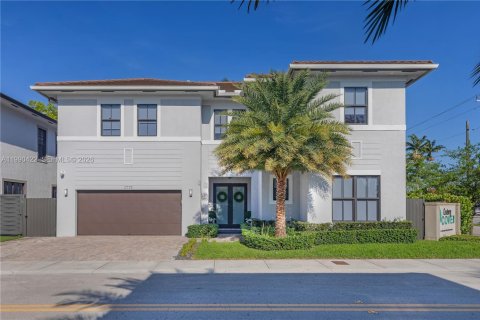 Casa en Miami, Florida 5 dormitorios, 290.97 m2 № 2056593