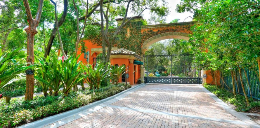 Condominio en Miami, Florida, 4 dormitorios  № 2060721