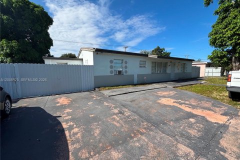 Villa ou maison à Miami Gardens, Floride 4 chambres, 136.66 m2 № 2264096