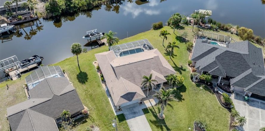 Casa en Port Charlotte, Florida 3 dormitorios, 199 m2 № 1516942