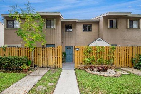 Townhouse in Davie, Florida 2 bedrooms, 112.97 sq.m. № 1951538 - photo 1