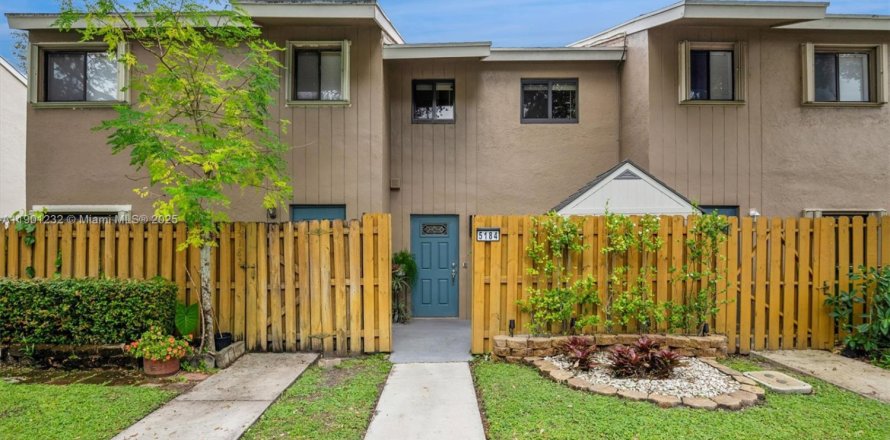 Townhouse in Davie, Florida 2 bedrooms, 112.97 sq.m. № 1951538