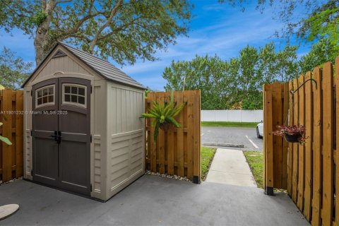 Townhouse in Davie, Florida 2 bedrooms, 112.97 sq.m. № 1951538 - photo 11