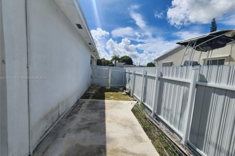 Купить виллу или дом в Хомстед, Флорида 4 спальни, 126.35м2, № 1957882 - фото 24