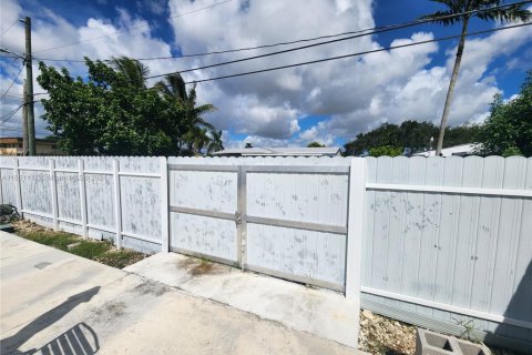 Купить виллу или дом в Хомстед, Флорида 4 спальни, 126.35м2, № 1957882 - фото 17